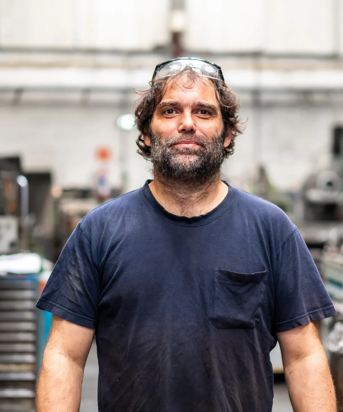 Trabajador industrial en su entorno profesional