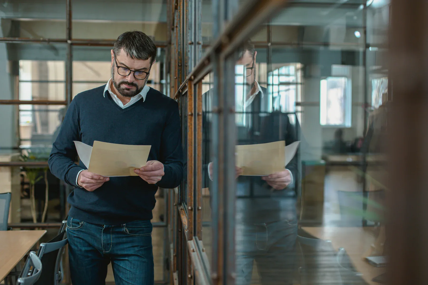 Profesional revisando documentación laboral en un espacio de trabajo